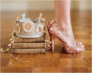 books-crown-glitter-princess-shoes-Favim.com-437244